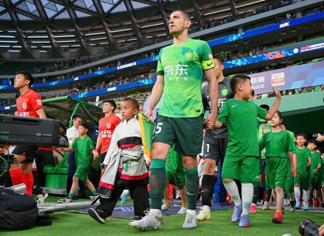 爱游戏体育-国际比赛日北京国安调整名单——全明星赛节点到来;媒体盛赞;团队化学反应显著(北京国安2024赛季)