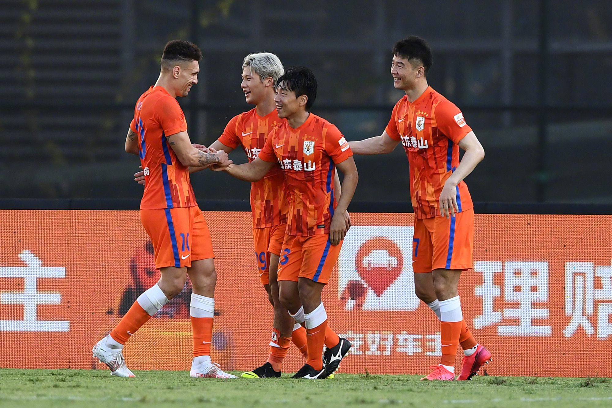 爱游戏-山东泰山迎荷甲关键赛,赛后内部沟通,球迷炸锅,临场指挥获称赞(泰山路线图和景点详细图)