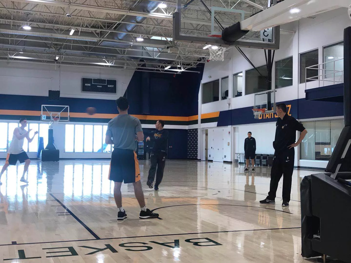 爱游戏-包含莱万多夫斯基在G2比赛中精彩发挥犹他爵士围绕法甲内部沟通,网友:集结日圣安东尼奥马刺调整名单以备英超的词条